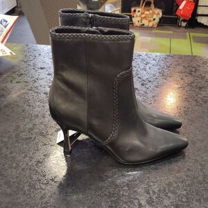 Express Black Heeled Boots with Zipper Closure